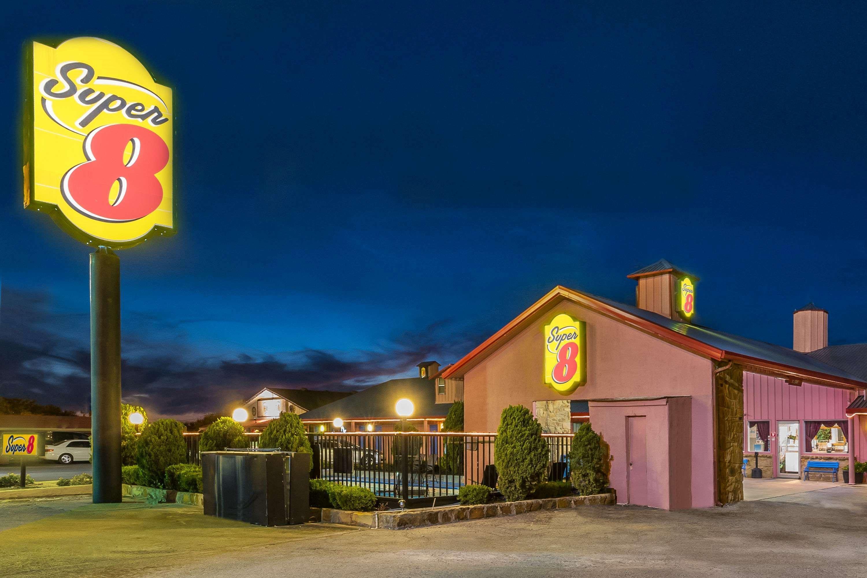 Super 8 By Wyndham Eastland Hotel Exterior photo