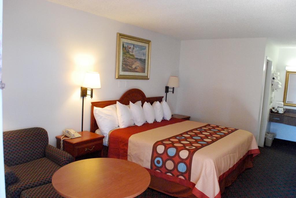 Super 8 By Wyndham Eastland Hotel Room photo