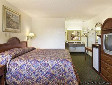 Super 8 By Wyndham Eastland Hotel Room photo